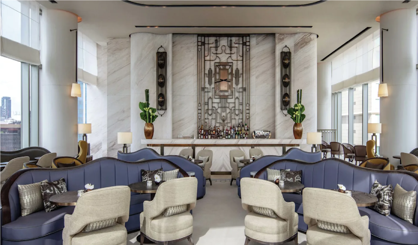 レストランのスタッフへバウチャーをご提示ください